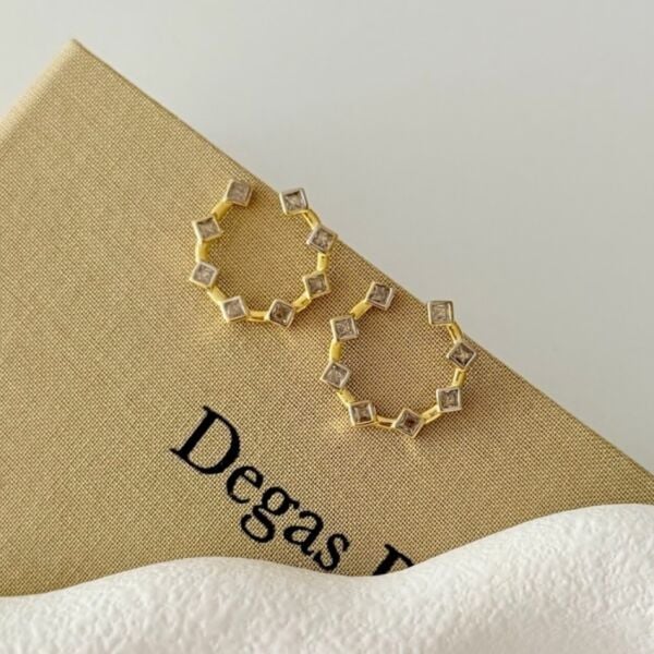 Özel Seri Baget Detaylı Marka Sarmal Küpe