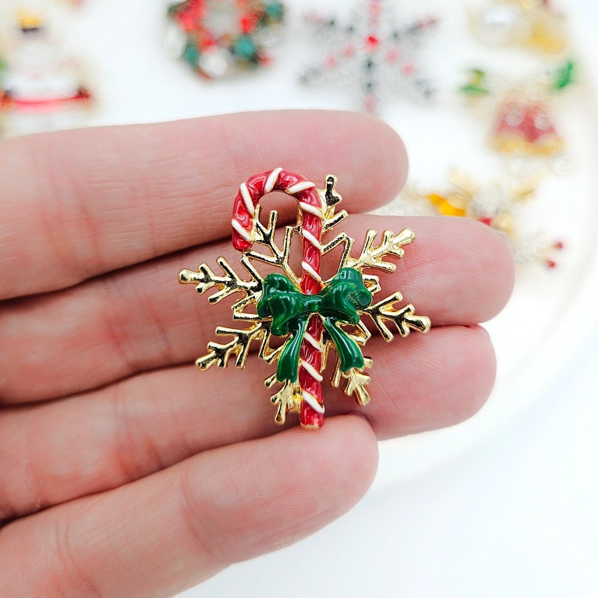 Kar Tanesi Detaylı Baston Şeker Broş