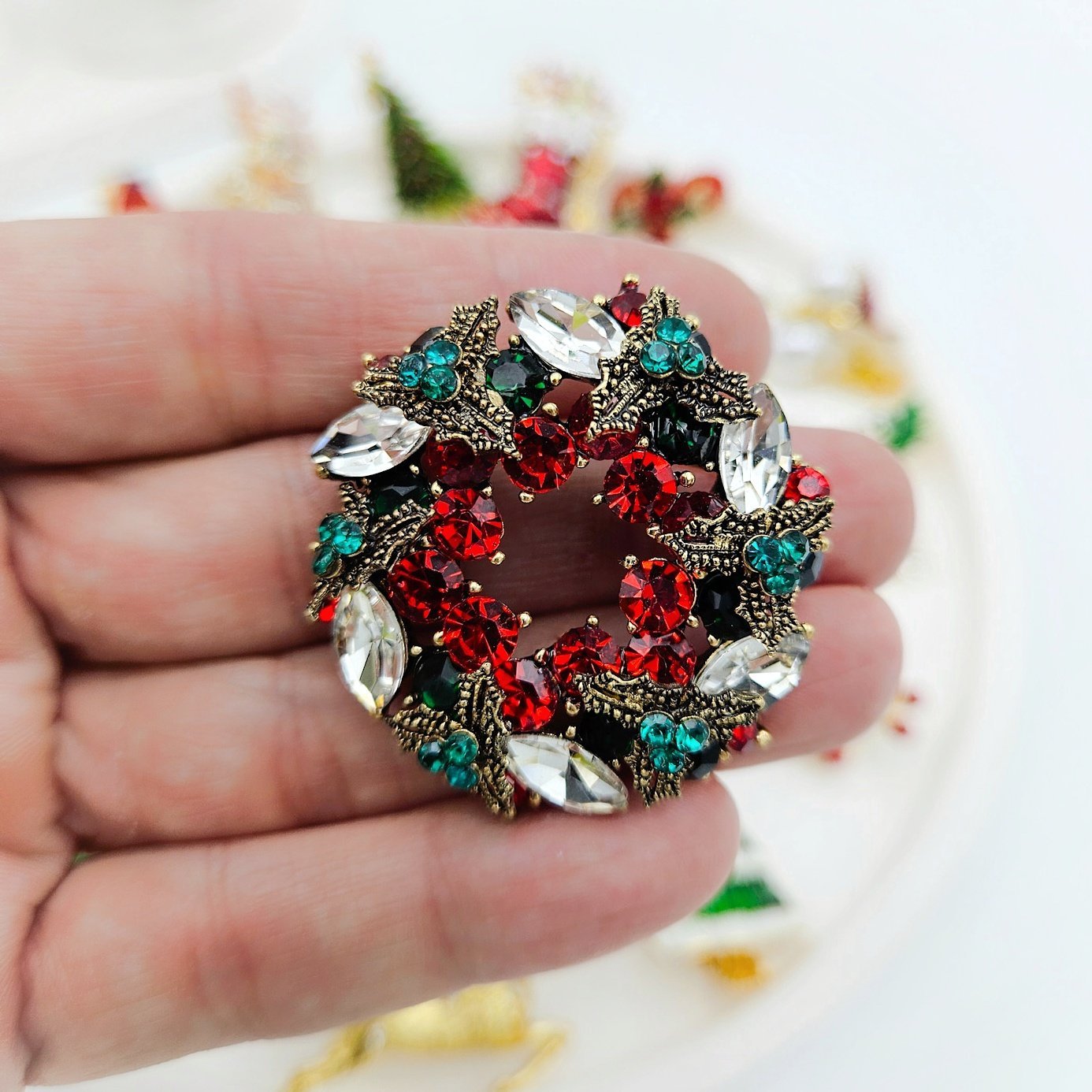 Yeni Yıl Kristal Taşlı Çelenk Broş