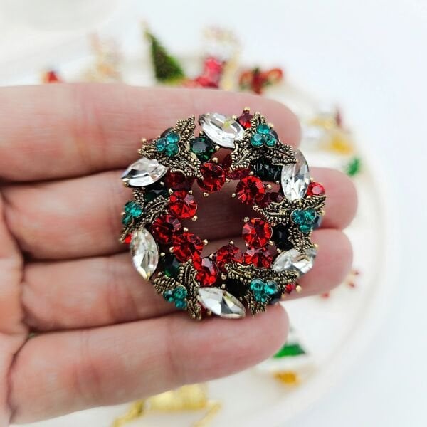 Yeni Yıl Kristal Taşlı Çelenk Broş