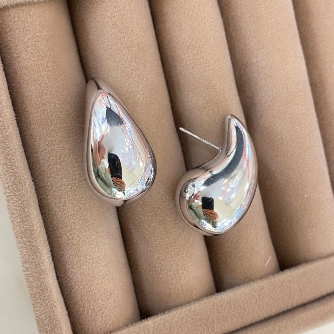 Orta Boy Bombeli Plaka Damla Model Silver Küpe